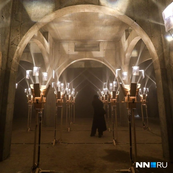Это инсталляция, похожая на готический зал, находится на Зеленском съезде | Источник: Наталья Бурухина / NN.RU