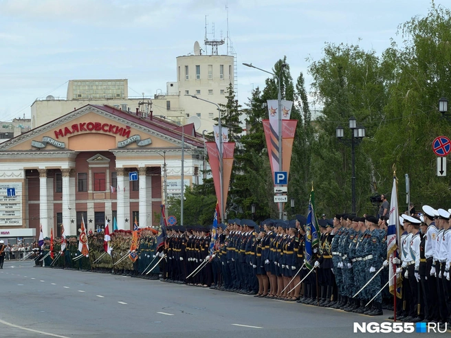 Парад открыли курсанты | Источник: Евгений Софийчук / NGS55.RU 