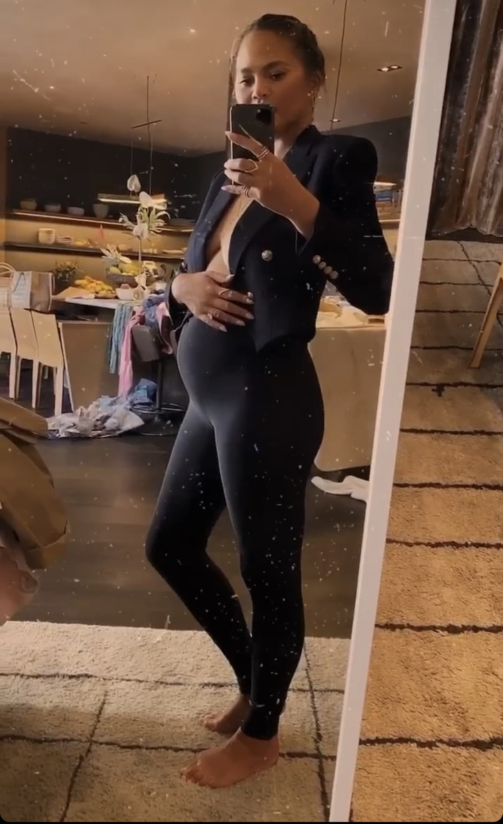 Супермодель Крисси Тейген снова беременна. И выглядит сногсшибательно в черных велосипедках и классическом жакете