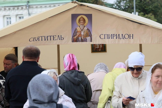 Напротив Храма Христа Спасителя поставили палатки, где собирают требы — листочки с именами людей, за которых надо помолиться святителю Спиридону | Источник: Артем Устюжанин / MSK1.RU