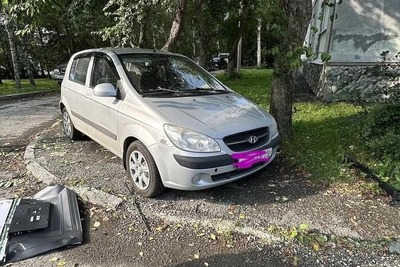 На автомобиль в Екатеринбурге сбросили телевизор и меч