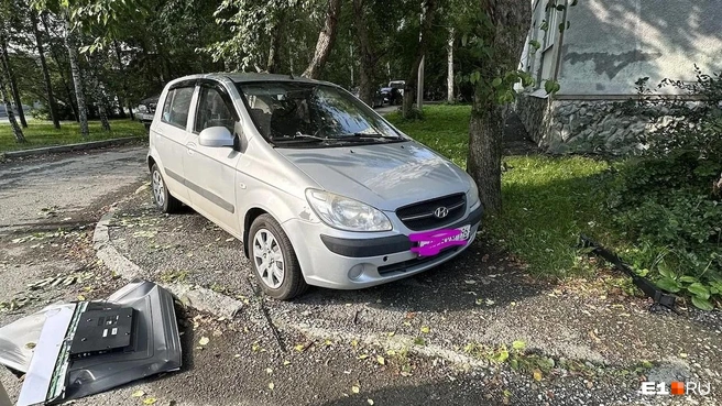 Автомобиль стоял у шестнадцатиэтажки | Источник: читательница E1.RU