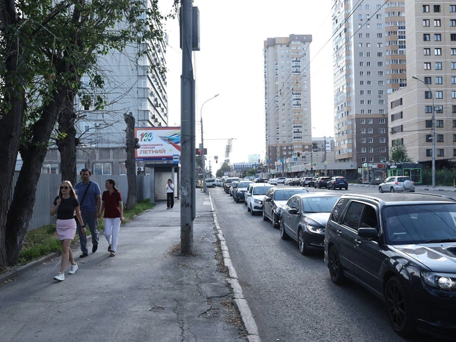 На улице Фрунзе образовалась очередь на заправку. | Источник: Александр Ощепков / NGS.RU
