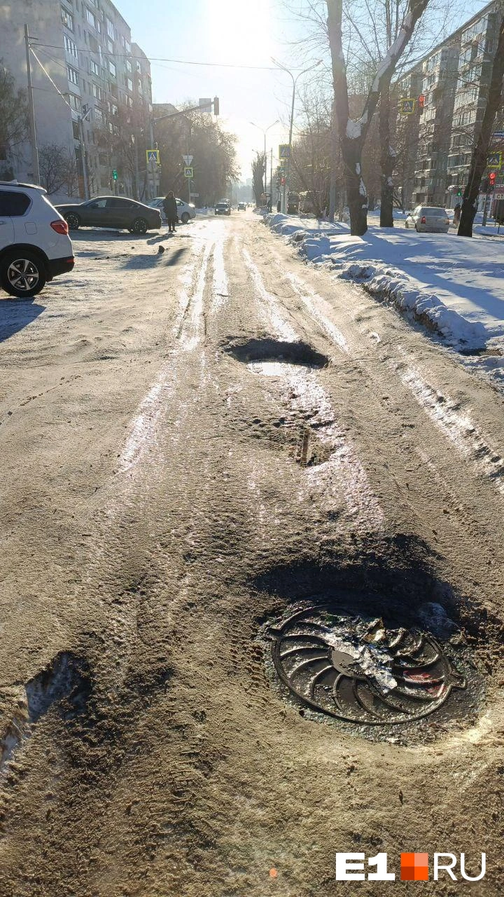 В Екатеринбурге водители пробили глубокую и прочную колею в неубранном снегу  - 18 января 2024 - Е1.ру