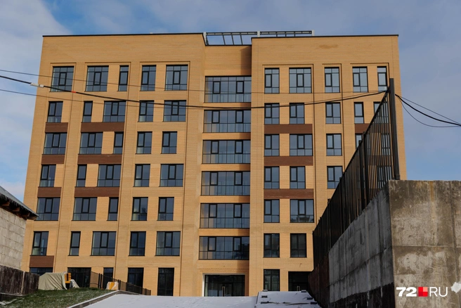 Этот многоквартирник начали строить еще в 2015 году, но до сих пор тут никто не отпраздновал новоселье | Источник: Ирина Шарова / 72.RU