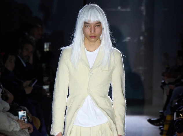 Модель из Казахстана Нурсултан Ондас открыл мужской показ Comme Des Garçons Homme