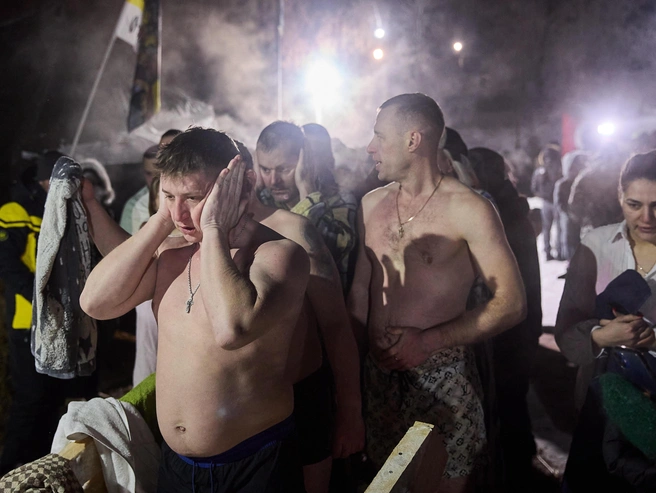 Решиться на шаг в ледяную воду иногда бывает непросто даже мужчинам. | Источник: Александр Ощепков / NGS.RU