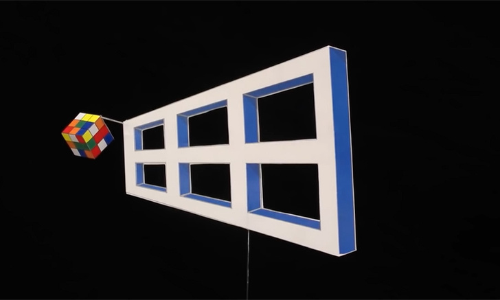 Демонстрация и вскрытие оптической иллюзии «Окно Эймса» (видео)