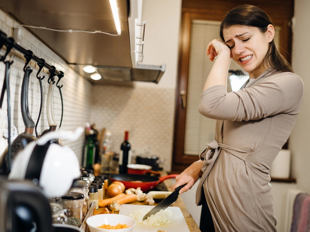 Знают все хозяйки: 6 проверенных способов, как не плакать, когда режешь лук | marieclaire.ru