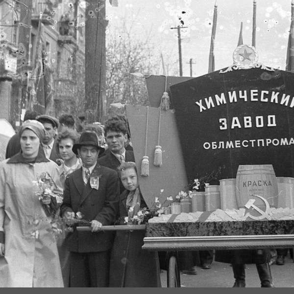 1961 год. На праздник пришли химики. Отмечали в те времена масштабно и весело городе: надували шарики, в школах выращивали цветы, нарезали различные транспаранты | Источник: В.&nbsp;А.&nbsp;Беломин / Pastvu.com