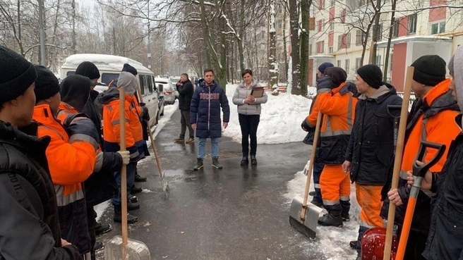 Глава управы Филиппов и директор «Жилищника» во время награждения дворников в 2022 году | Источник: Управа района Северное Тушино / vk.com