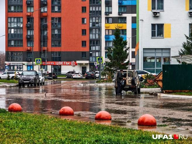 Мужчина привез несколько пакетов мусора | Источник: Булат Салихов / UFA1.RU