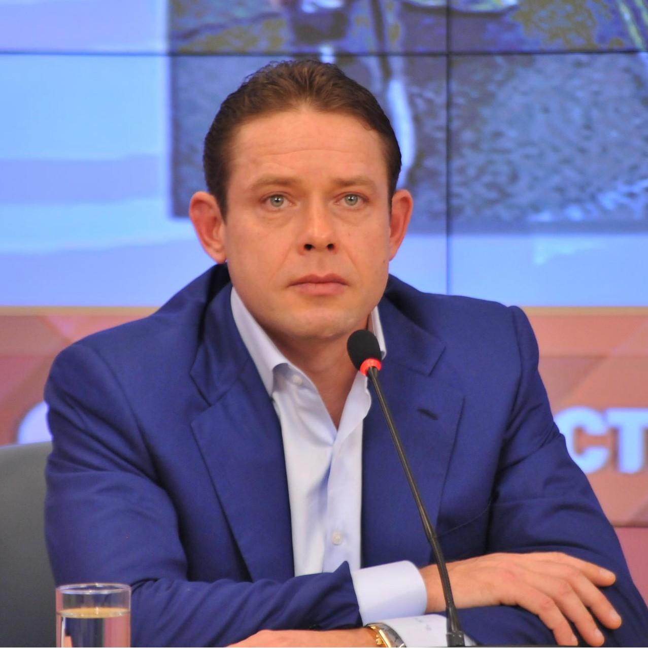 Хоккеист Павел Буре через суд делит троих детей у жены после развода