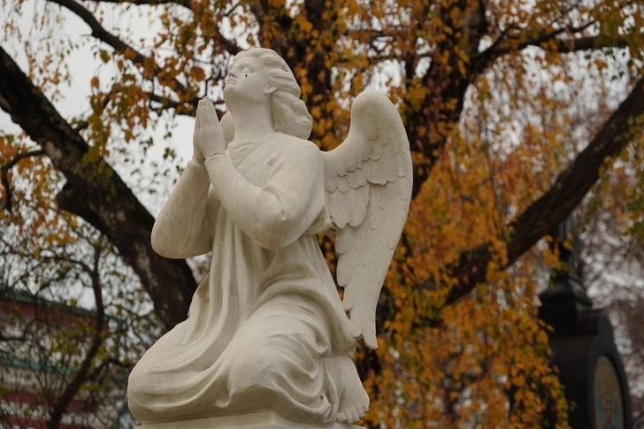 Загадочные склепы, ангелы и плакальщицы: 3 самых красивых кладбища Москвы