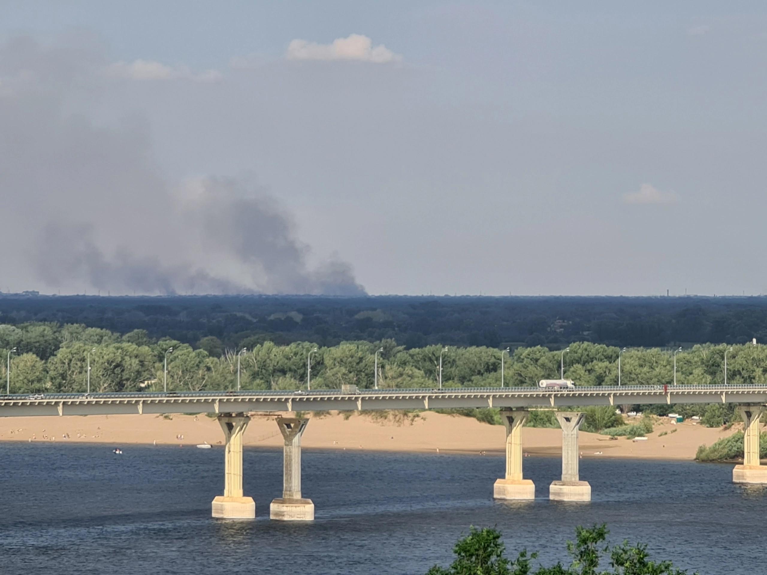 Крупный пожар в городе-спутнике Волгограда, очевидцы делятся фото и видео