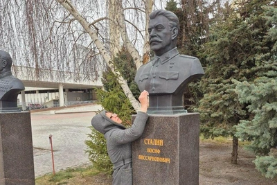 Помет на бюстах Жукова и Сталина возмутил волгоградцев