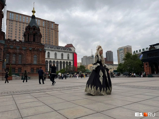 К нарядам подбирают парики и короны | Источник: Дарья Манохина / E1.RU