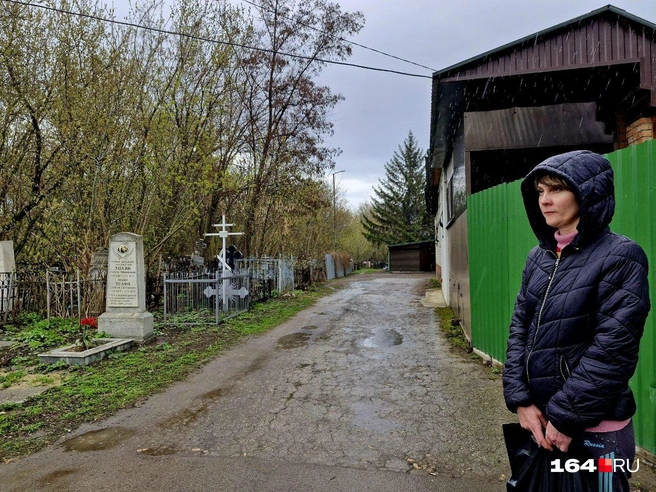 Просыпаясь по утрам, жители Пичугинского переулка смотрят в окна на могилки | Источник: Виктория Федорова / 164.RU