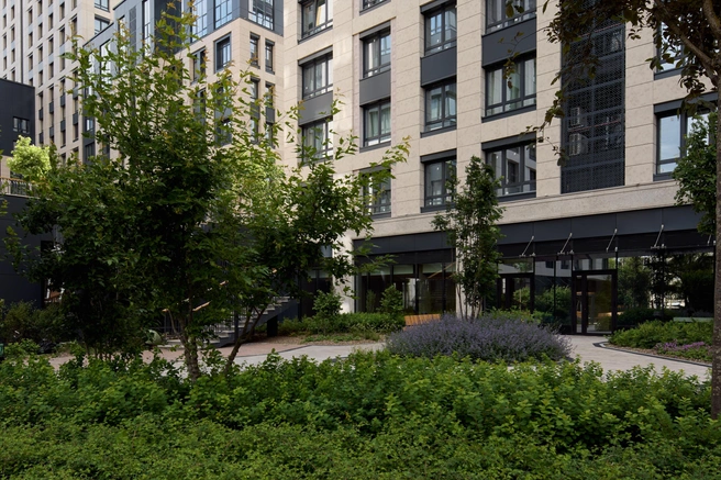 В центре города вместе с клубным домом «Ленина 8» вырос двухэтажный приватный двор-сад и открытые уютные аллеи по улицам Попова и Шейнкмана | Источник: PRINZIP