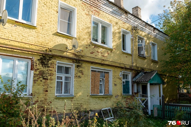 В доме, где она живет, тоже выбило окна | Источник: Александр Куренной / 76.RU