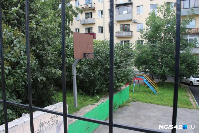 Жители уверены, что забор в числе прочего помогает уберечь двор от вандалов | Источник: Игорь Епифанцев / NGS42.RU