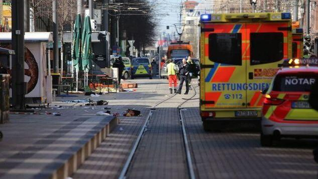 «Видно только раненых и мертвых»: в Германии в толпу влетел автомобиль