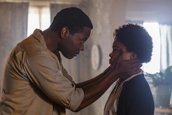 История Дерри охватывает десятилетия, и каждый новый сезон может переносить зрителей в разные эпохи