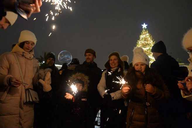 Три! Два! Один! Шанхай — вери гуд! Как в Петербурге подпевали курантам | Источник: Андрей Бок/«Фонтанка.ру»