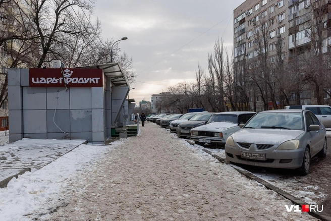 Здесь машины и люди разделены небольшим, но бордюром | Источник: Алексей Волхонский / V1.RU