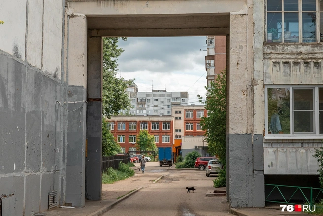 Арки в домах служат удобными проходами между дворами в плотной застройке | Источник: Александр Куренной / 76.RU