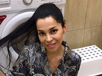 Юлия Салибекова выпрашивает ремонт и мебель для одной из своих пяти квартир
