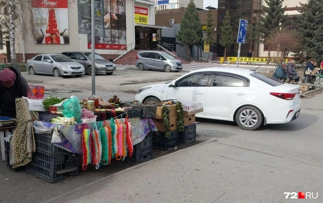 Несмотря на то, что поставили цивилизованные лотки, рядом с ними всё равно идет бойкая торговля  | Источник: Анастасия Давыдова / 72.RU 
