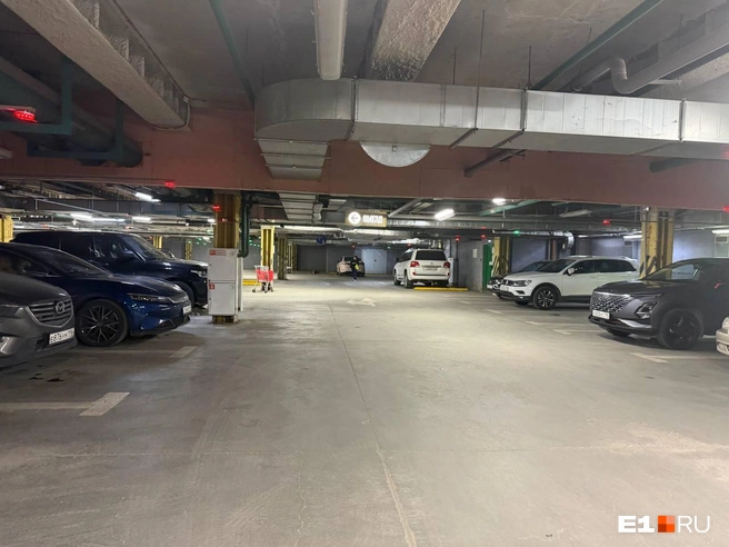 В паркинге «Пассажа» екатеринбуржцев, укрывающихся от ракетной опасности, тоже нет | Источник: Дарья Манохина / E1.RU