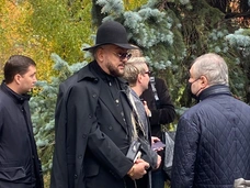 Киркоров покаялся у гроба Моисеева: «Не могу простить, что за годы твоей болезни, я тебя ни разу не посетил»