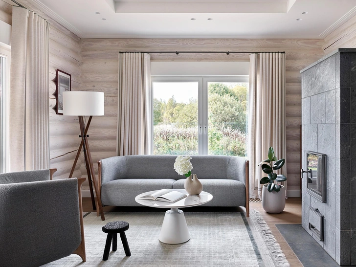 Диван и кресло, Unika Moblar. Журнальный столик, Bo Concept. Торшер, Aromas del Campo. Ваза, Hay, Gk concept. Шторы, студия «Доброе Утро». Ковер, Art de Vivre. Печь, Tulikivi. Табурет, Modenature. | Источник: Сергей Ананьев. Стиль: Yes We May