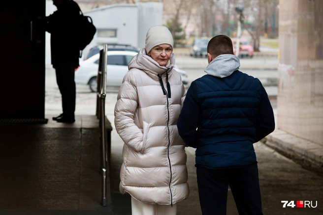 Поддержать его пришли близкие, в том числе племянник Никита Махонин (справа), недавно получивший условный срок за смертельное ДТП | Источник: Михаил Шилкин