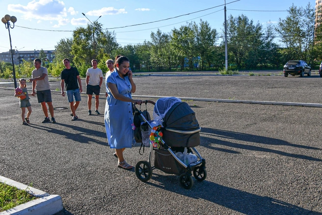 Возможно, в коляске лежит новый богатырь, будущий защитник Родины. История повторяется, жизнь продолжается | Источник: Евгений Епанчинцев