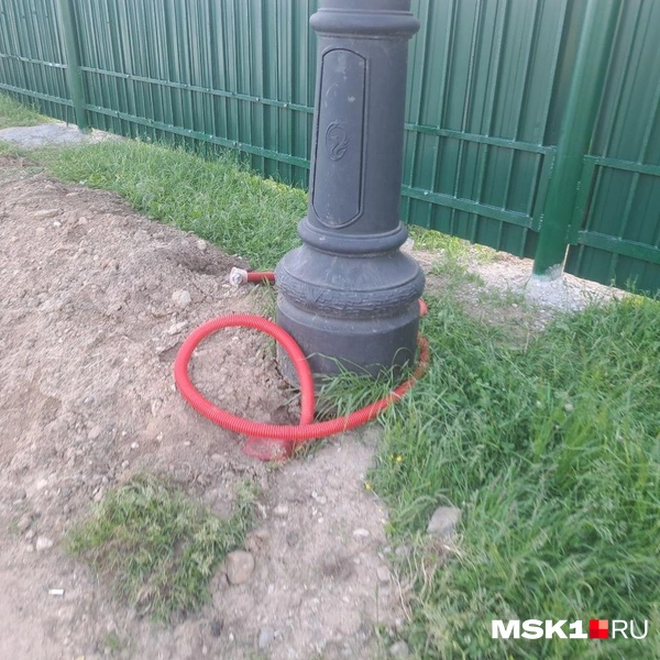 Рабочие установили трубки для фонарей | Источник: Арина Майорова / MSK1.RU