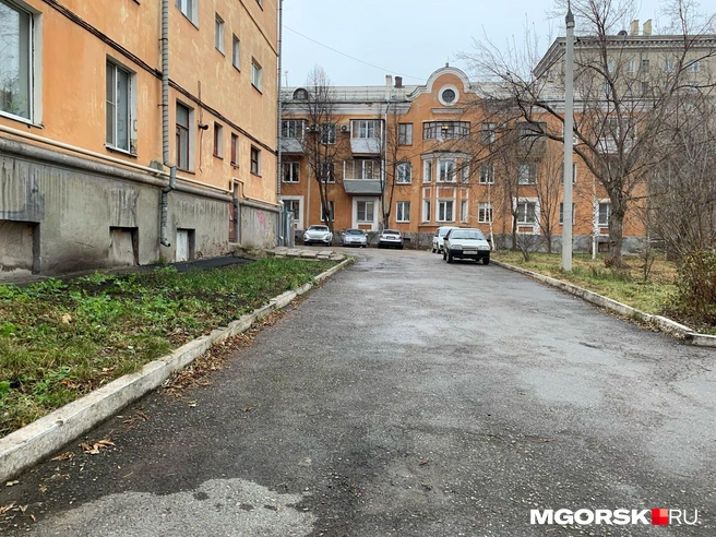 Автовладельцы из домов напротив, по их словам, так за места не бьются | Источник: Анна Лялькова / MGORSK.RU