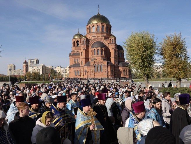 Тысячи волгоградцев пришли отметить важный православный праздник. | Источник: Алексей Волхонский / V1.RU