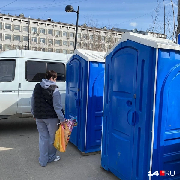 Предусмотрительно возле площади установили два биотуалета  | Источник: Надежда Ефимова / 14.RU