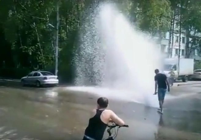 Рязанцы засняли прорыв теплотрассы на видео | ya62.ru
