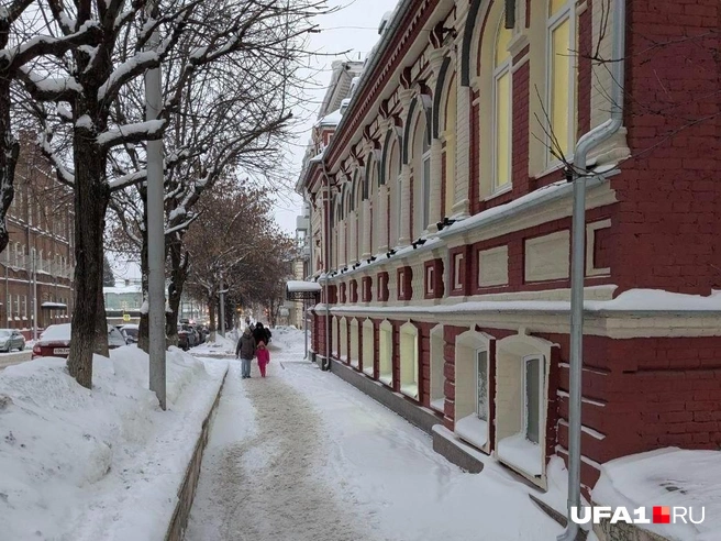 Места вокруг здания не так много | Источник: Булат Салихов / UFA1.RU