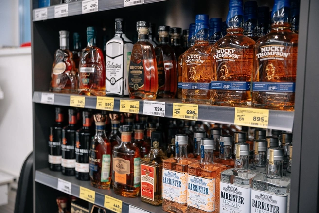Продажу спиртного приостановят только в магазинах, в барах и ресторанах алкоголь будет доступен | Источник: Максим Серков / NGS42.RU