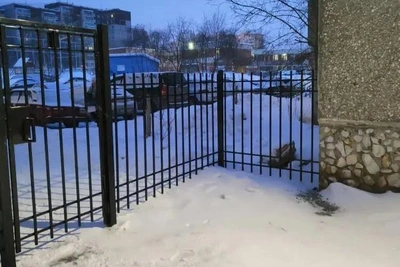 На Эльмаше забор отрезал путь к детсаду, родители просят мэрию