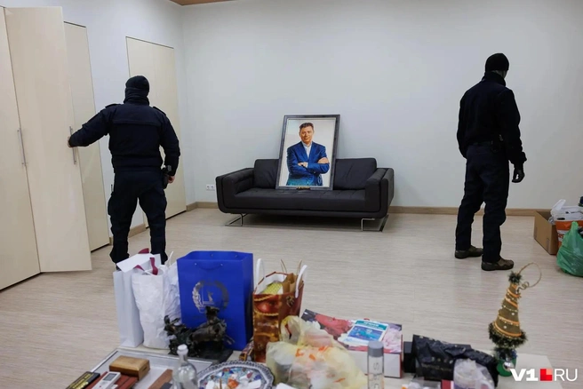 Огромный портрет депутата Станислава Короткова — одна из находок при обыске в заводоуправлении | Источник: читатели V1.RU