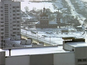 Кадр из начала фильма с церковью Архистратига Михаила | Источник: кадр из фильма «Ирония судьбы, или С лёгким паром!» (1976), Мосфильм