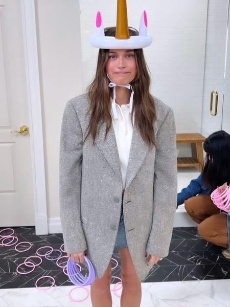 Серый оверсайз пиджак как у Хейли Бибер — самая модная повседневная вещь 2023