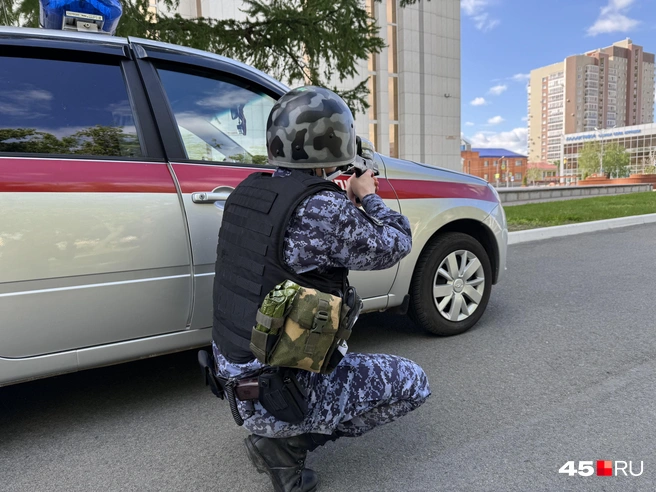 На месте приезжают первыми росгвардейцы | Источник: Юлия Король / 45.RU
