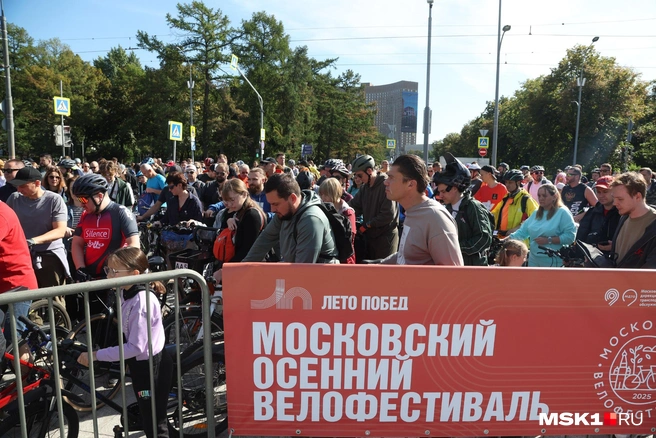У сцены перед Главным входом толпились участники | Источник: Дмитрий Толстошеев / MSK1.RU